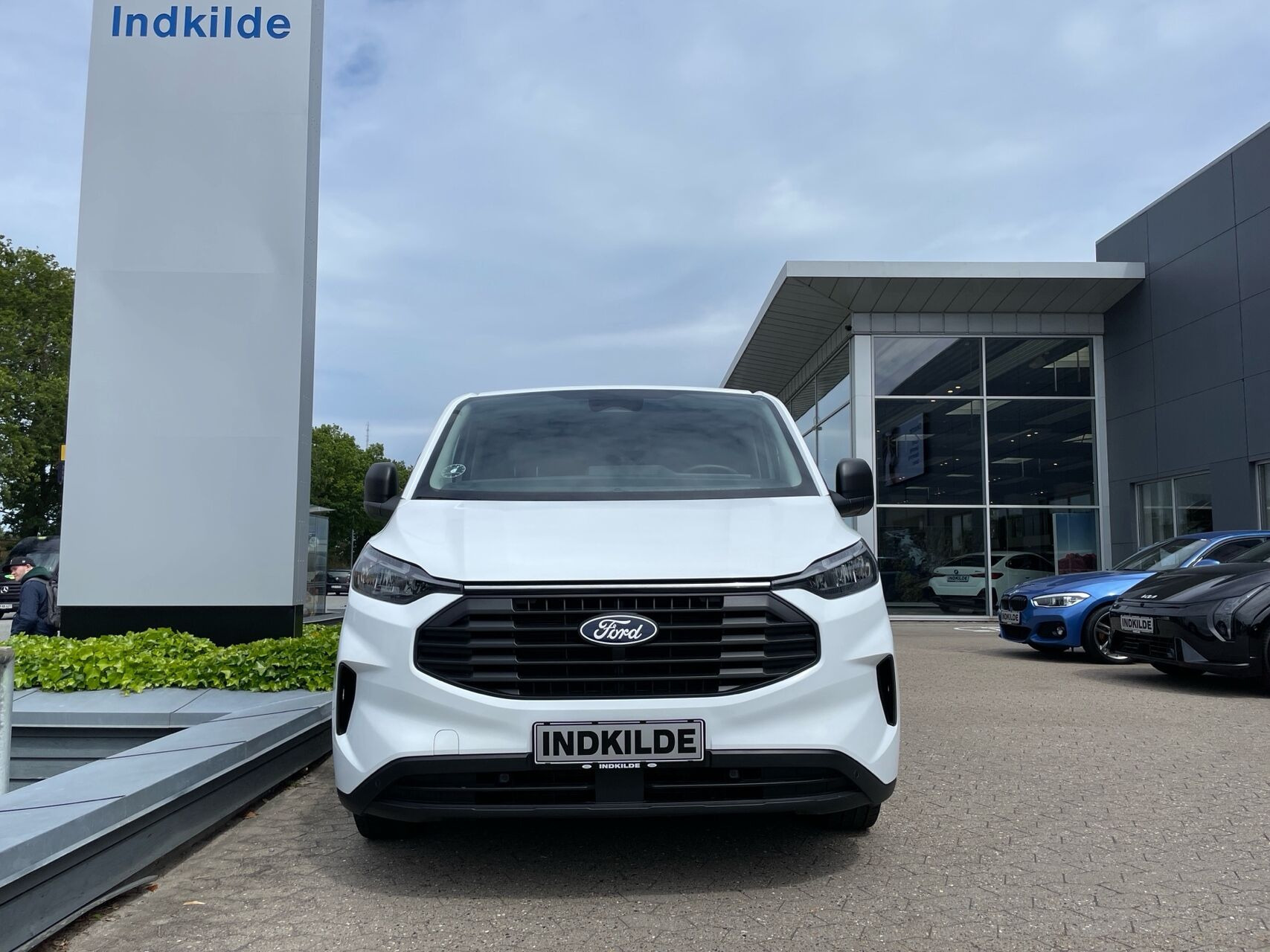 Hvid Ford Transit Custom fra 2024