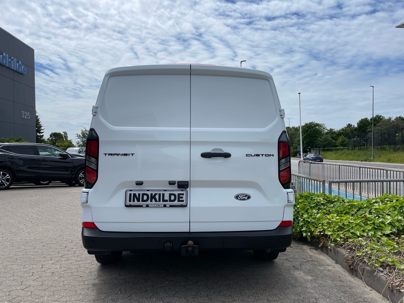 Hvid Ford Transit Custom fra 2024