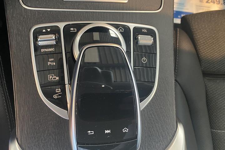 Grå Mercedes C300 de fra 2019