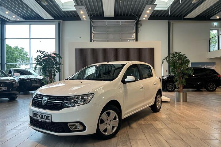 Hvid Dacia Sandero fra 2020 set udefra