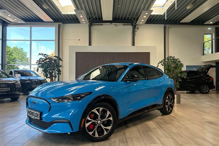 Blå Ford Mustang Mach-E fra 2023