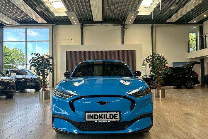 Blå Ford Mustang Mach-E fra 2023