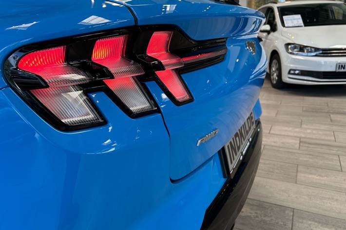 Blå Ford Mustang Mach-E fra 2023