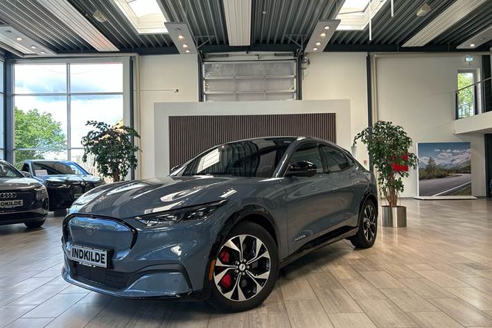 Blå Ford Mustang Mach-E fra 2024