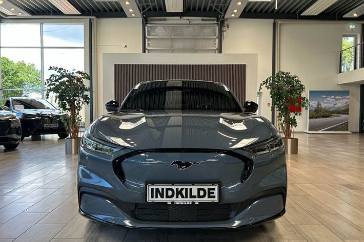 Blå Ford Mustang Mach-E fra 2024