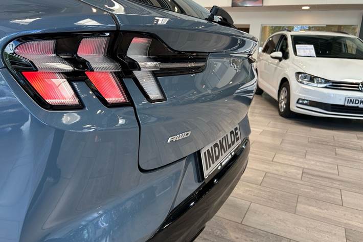 Blå Ford Mustang Mach-E fra 2024
