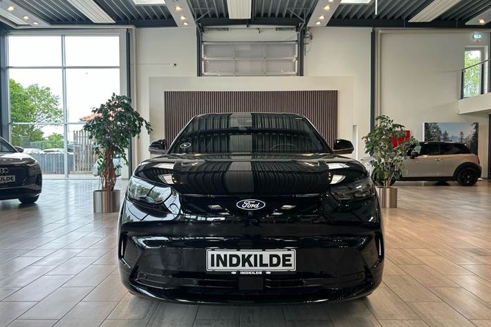 Sort Ford Capri fra 2024