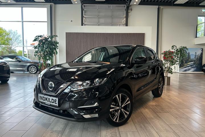 Sort Nissan Qashqai fra 2020 set udefra
