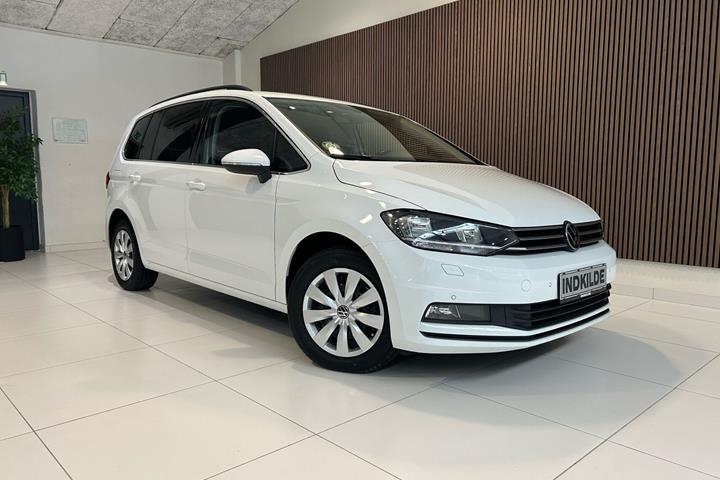Hvid VW Touran fra 2021 set udefra