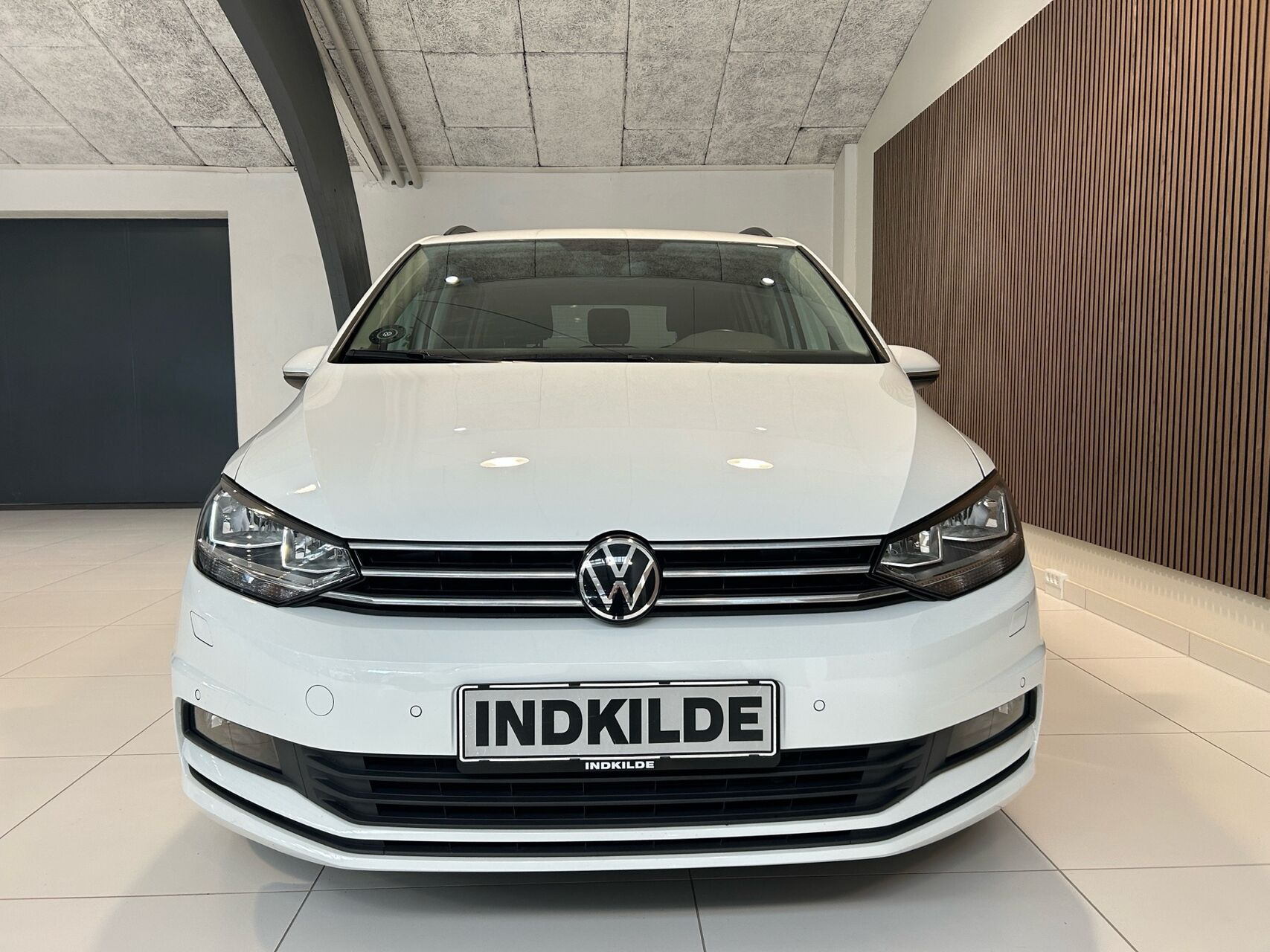 Hvid VW Touran fra 2021