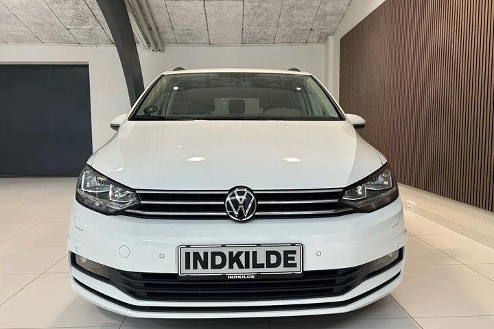 Hvid VW Touran fra 2021