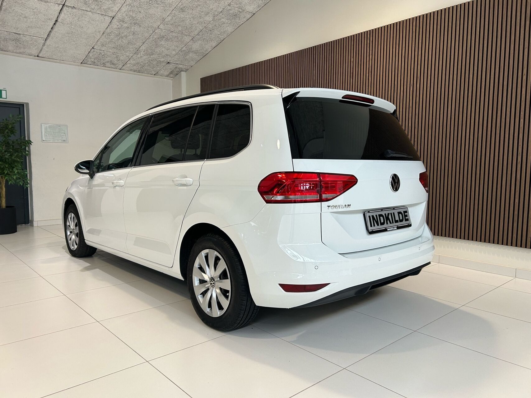 Hvid VW Touran fra 2021