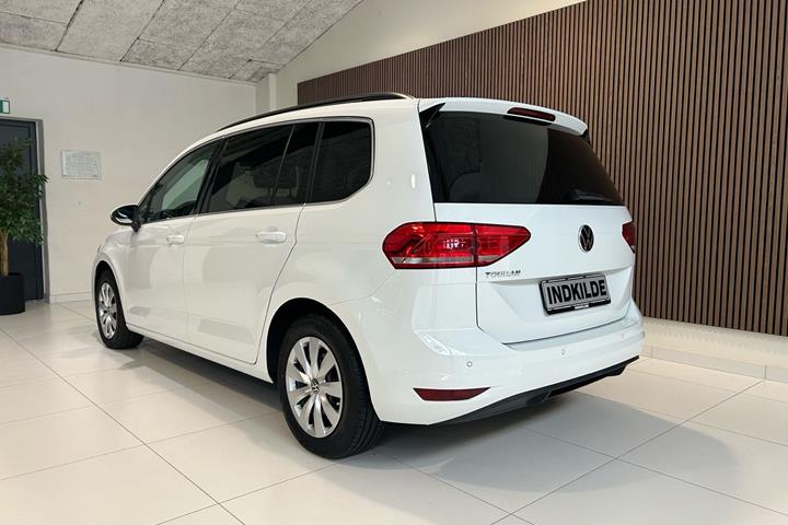 Hvid VW Touran fra 2021