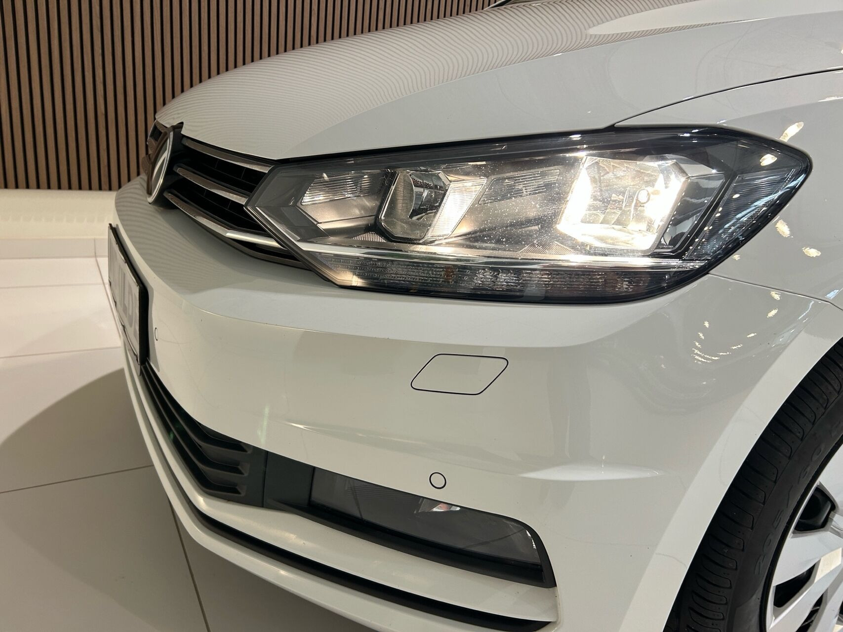 Hvid VW Touran fra 2021
