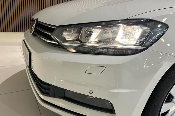 Hvid VW Touran fra 2021