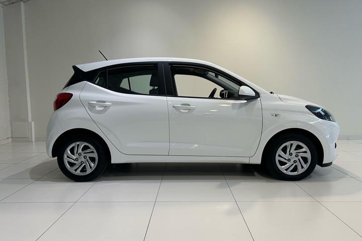 Hvid Hyundai i10 fra 2022