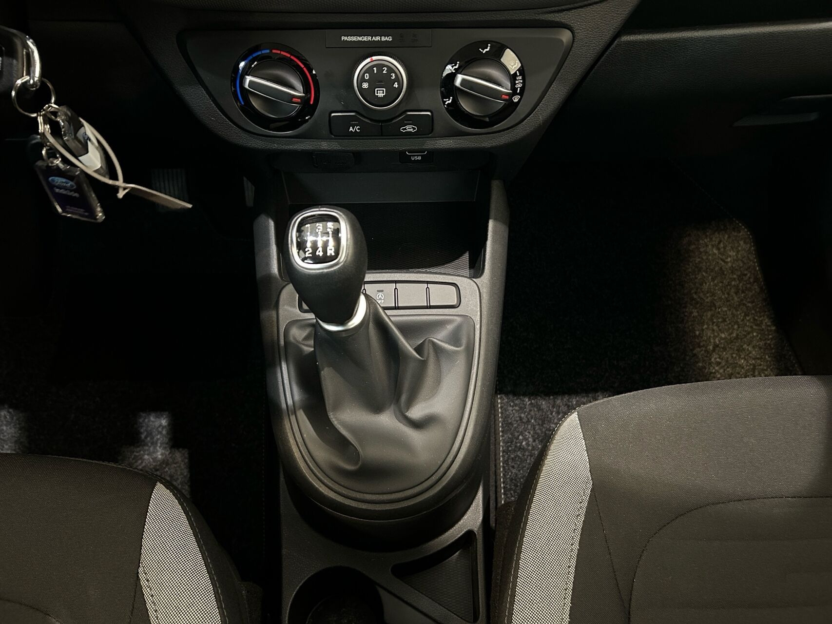 Hvid Hyundai i10 fra 2022