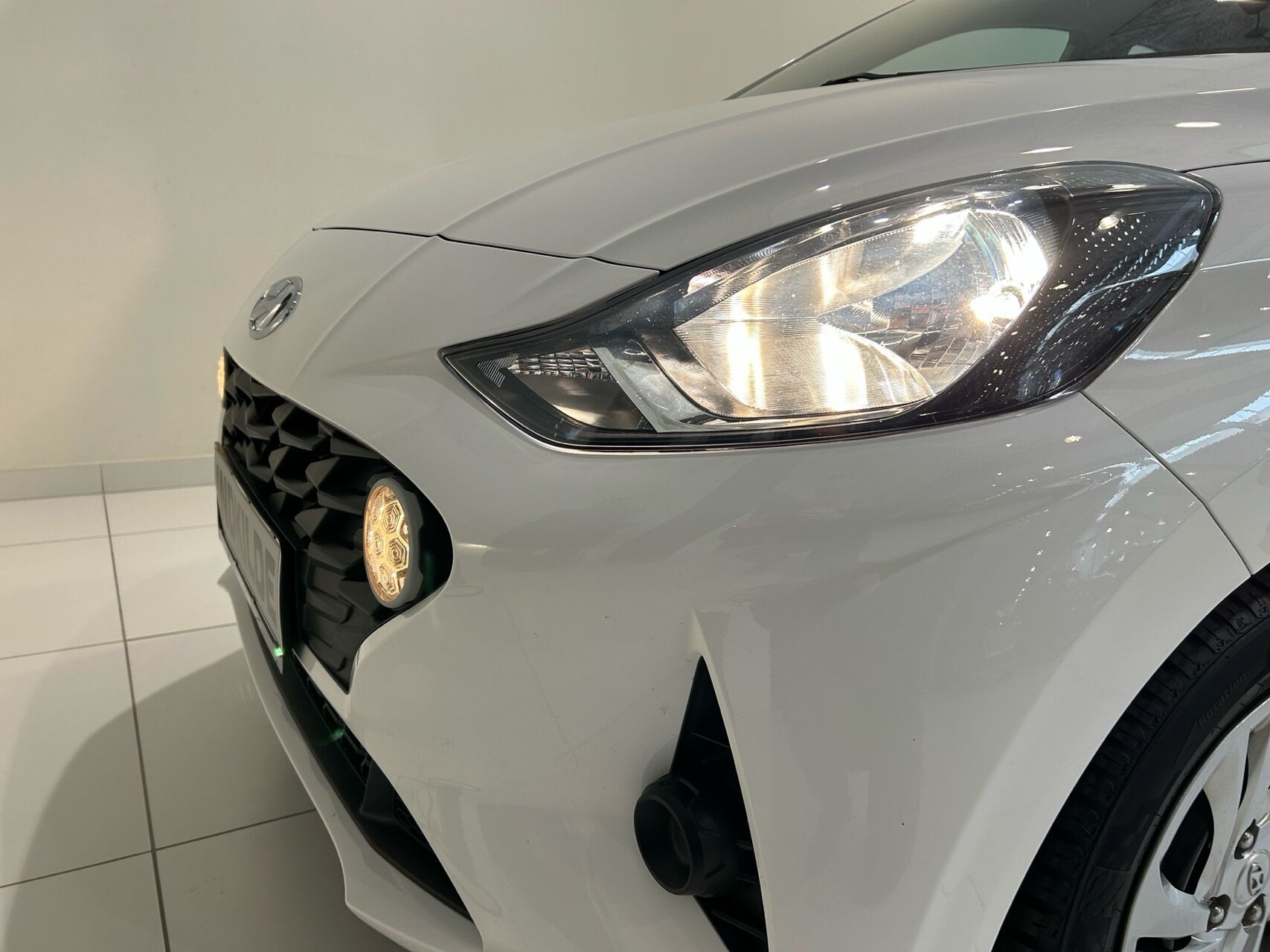 Hvid Hyundai i10 fra 2022