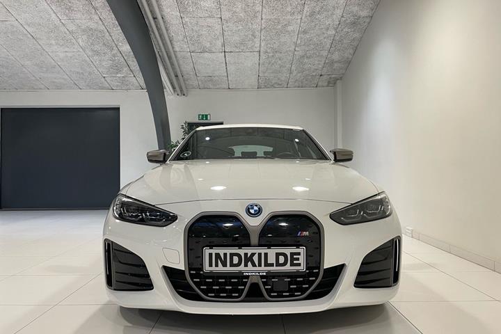 Hvid BMW i4 fra 2024