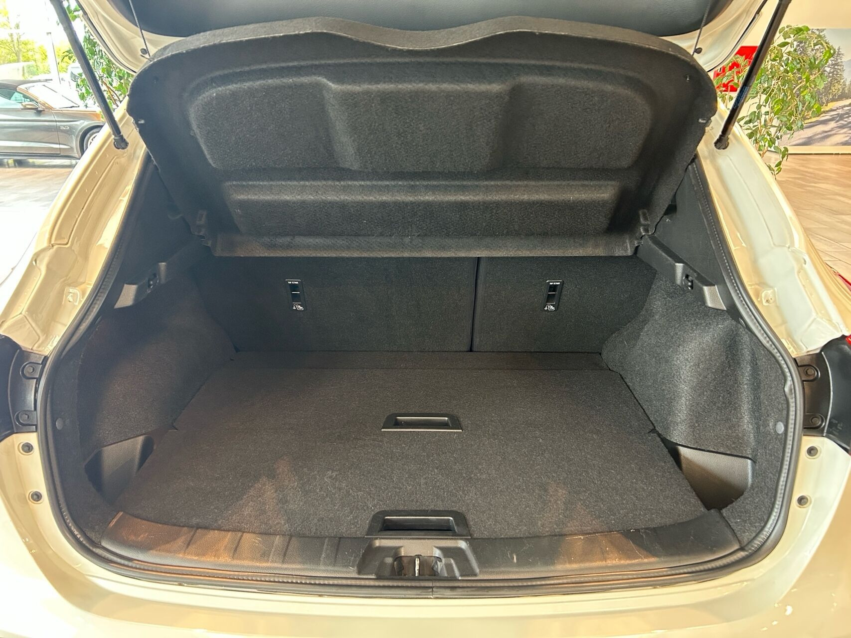 Hvid Nissan Qashqai fra 2020