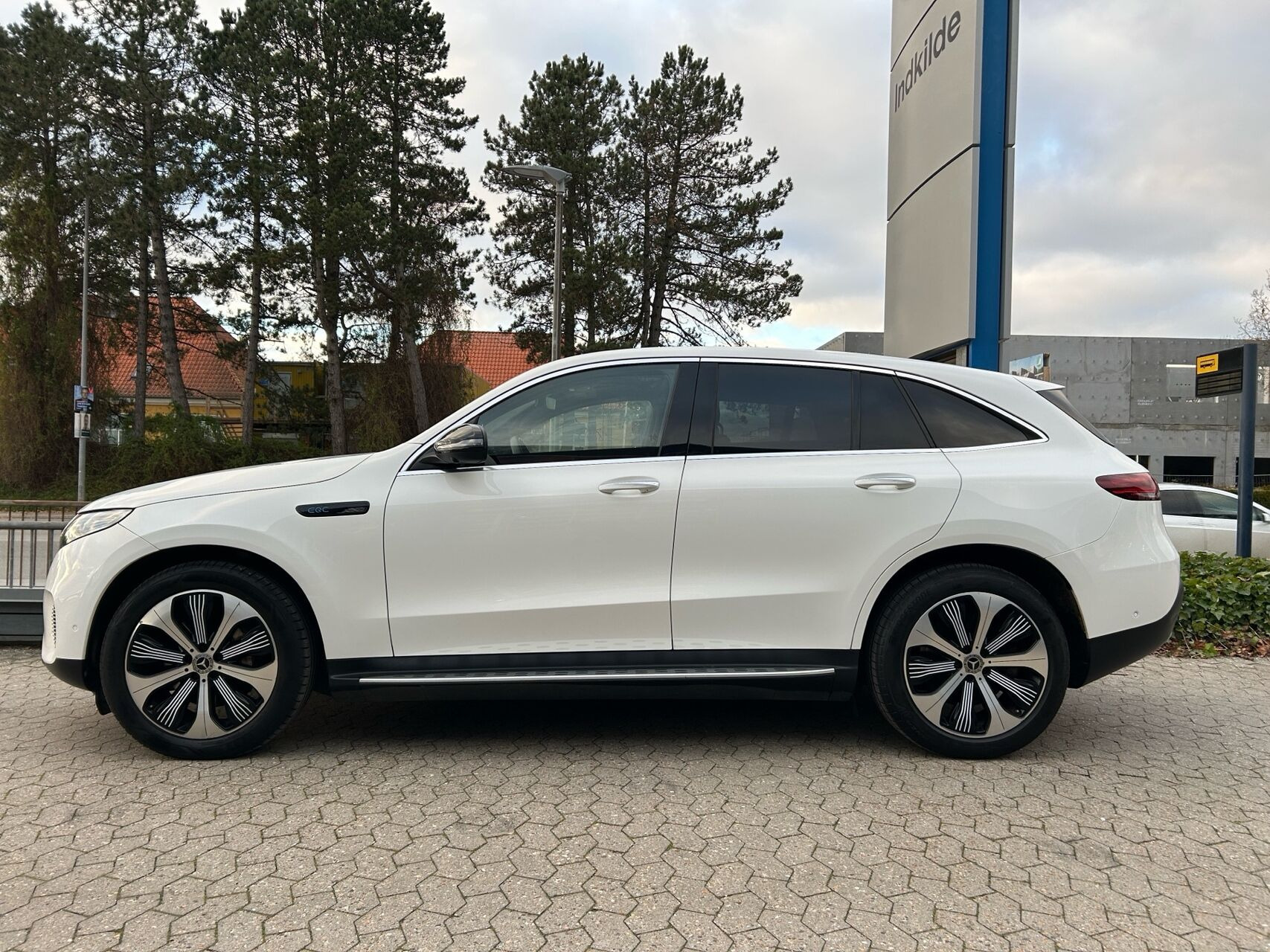 Hvid Mercedes EQC 400 fra 2020