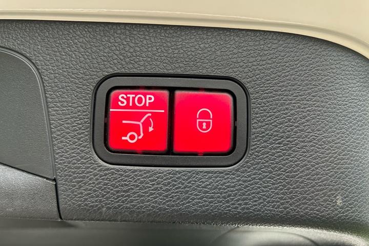 Hvid Mercedes EQC 400 fra 2020