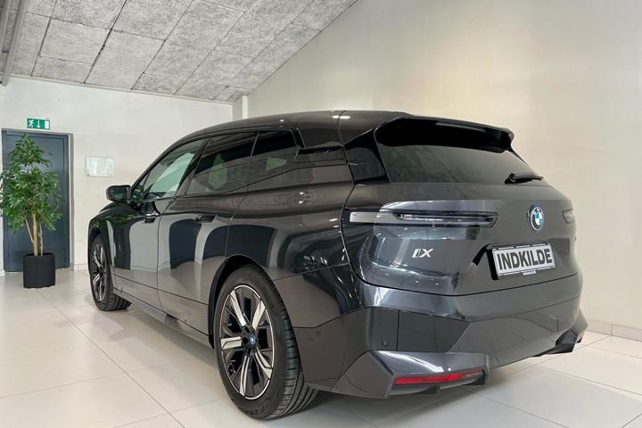 Sort BMW iX fra 2024