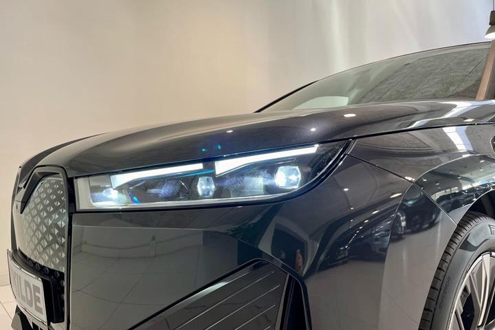 Sort BMW iX fra 2024