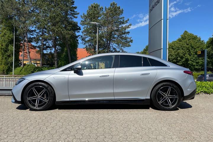 Sølv Mercedes EQE 300 fra 2023