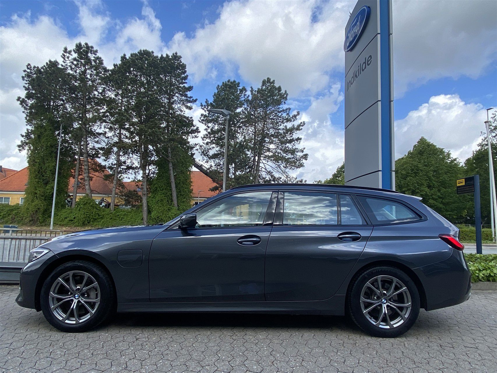 Grå BMW 330e fra 2021