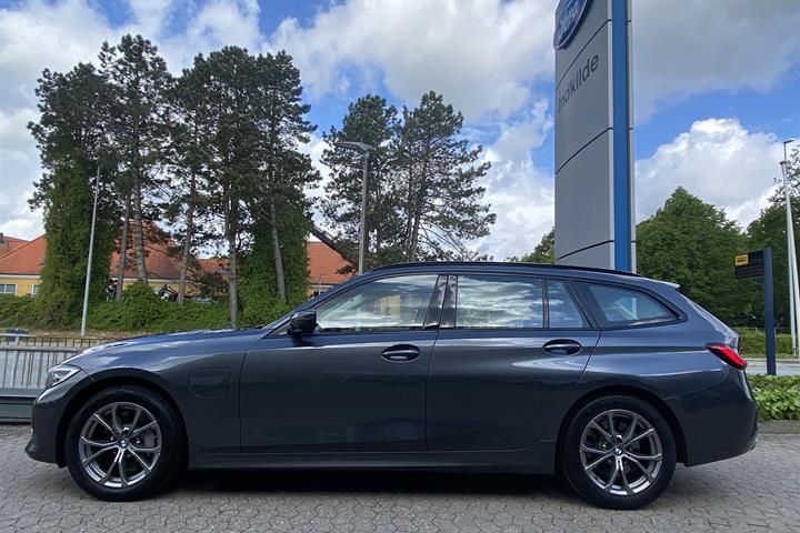Grå BMW 330e fra 2021