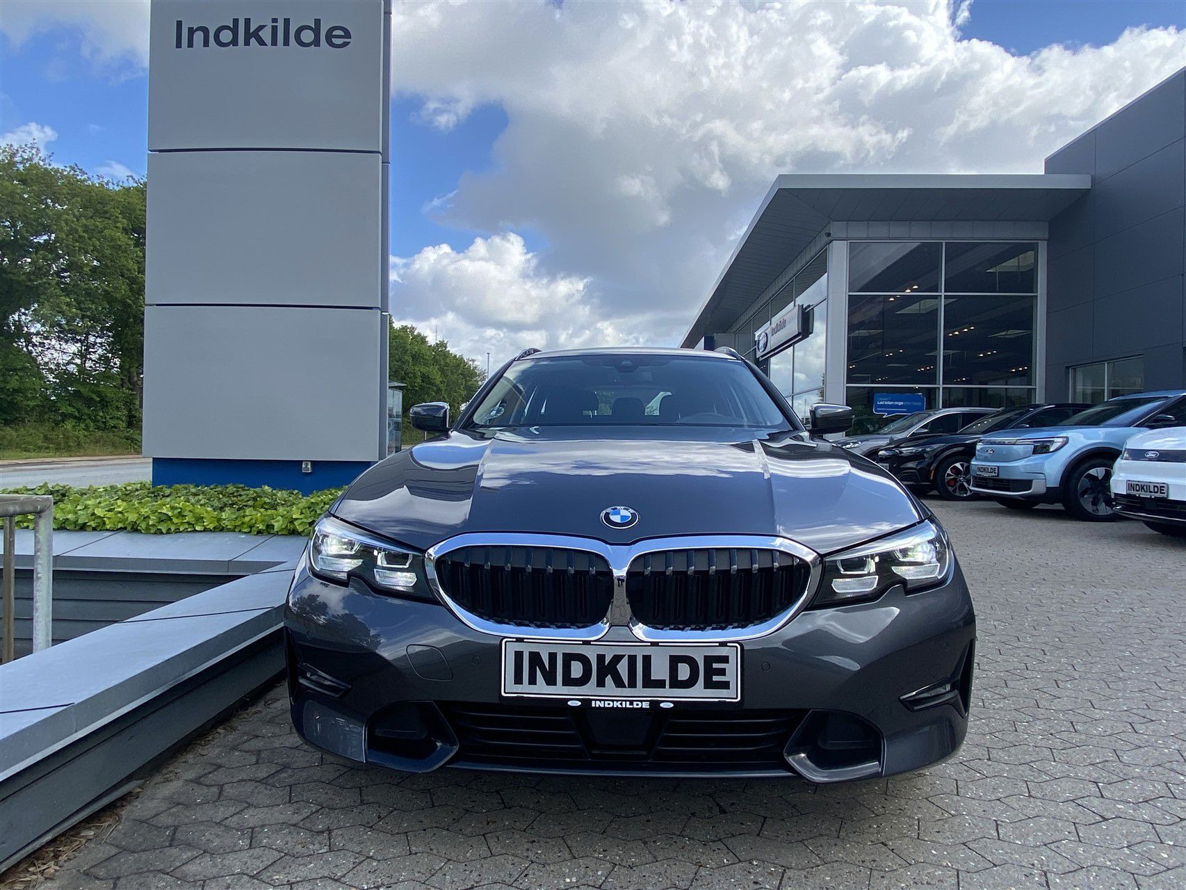 Grå BMW 330e fra 2021