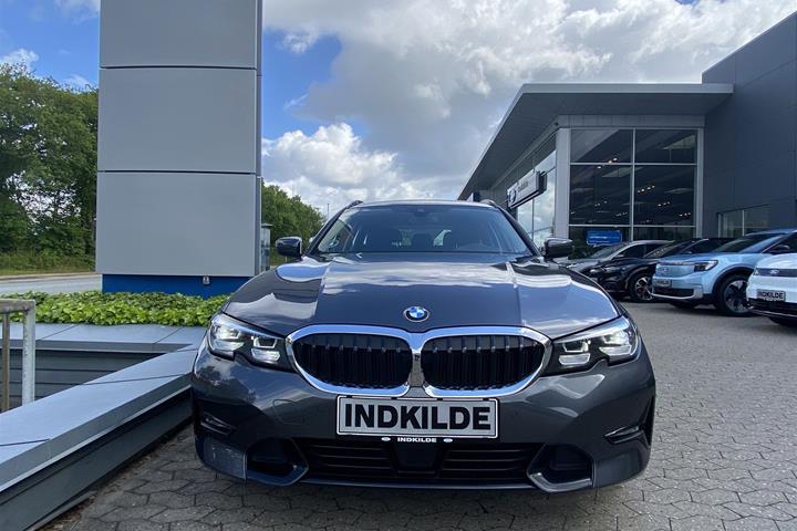 Grå BMW 330e fra 2021