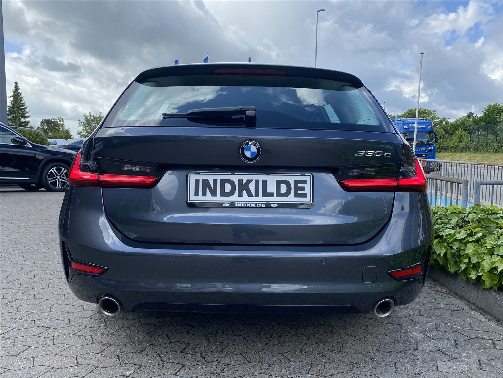 Grå BMW 330e fra 2021
