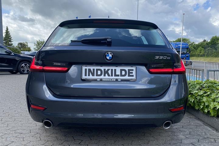 Grå BMW 330e fra 2021