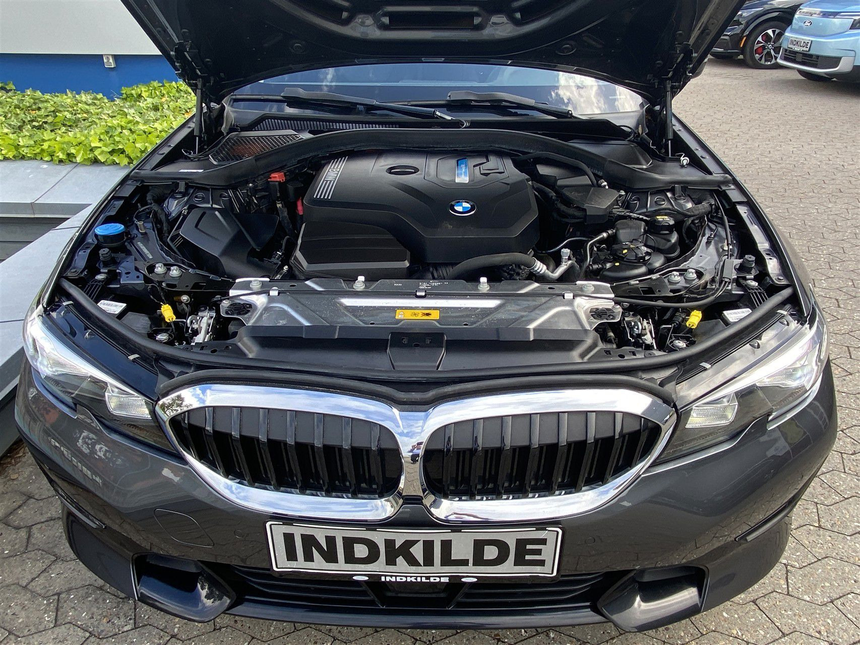 Grå BMW 330e fra 2021