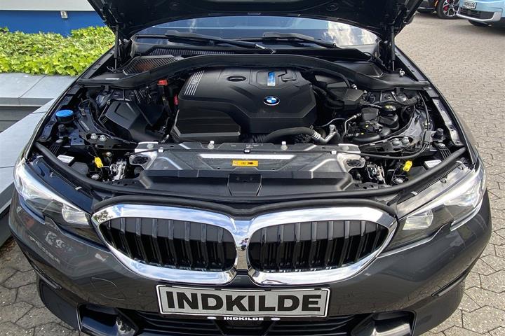 Grå BMW 330e fra 2021