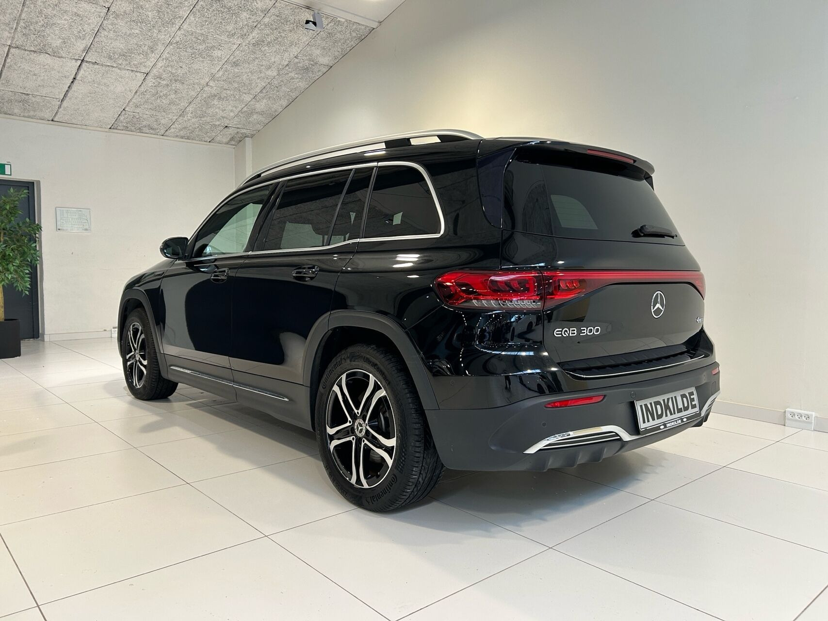 Sort Mercedes EQB 300 fra 2022