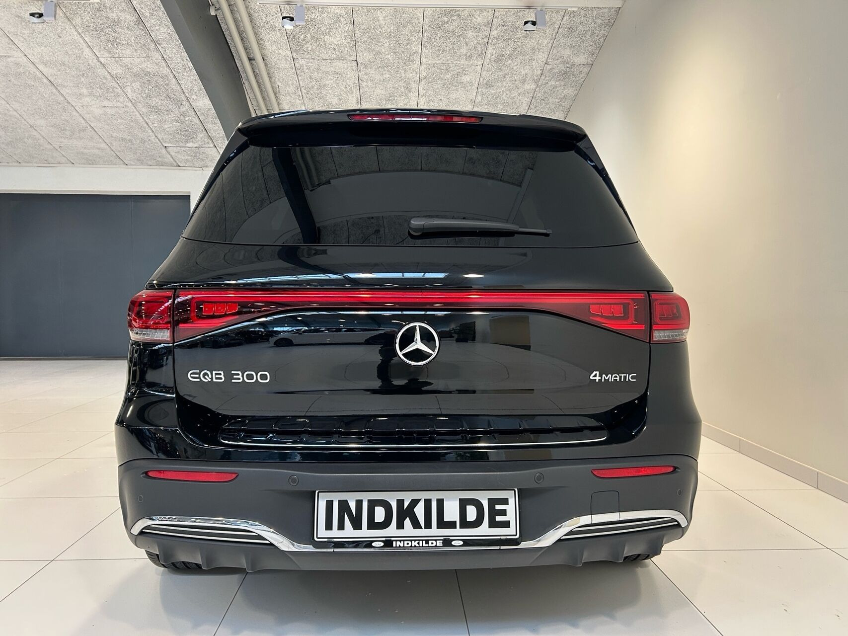 Sort Mercedes EQB 300 fra 2022