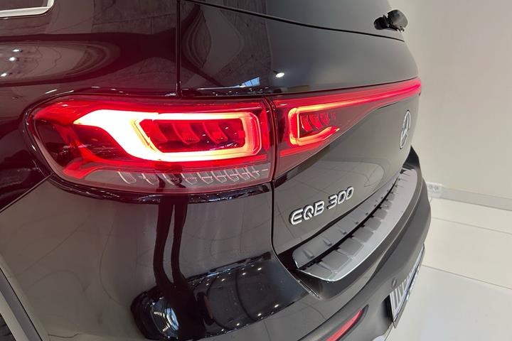 Sort Mercedes EQB 300 fra 2022