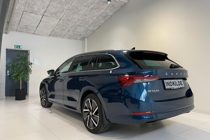 Blå Skoda Octavia fra 2020