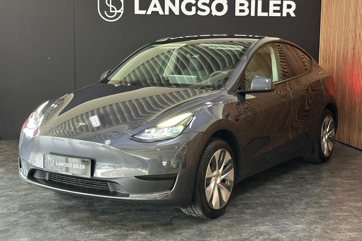 Grå Tesla Model Y fra 2023 set udefra