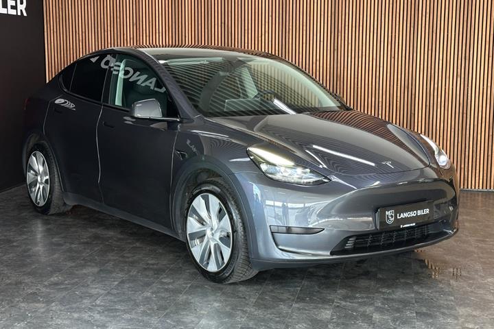 Grå Tesla Model Y fra 2023
