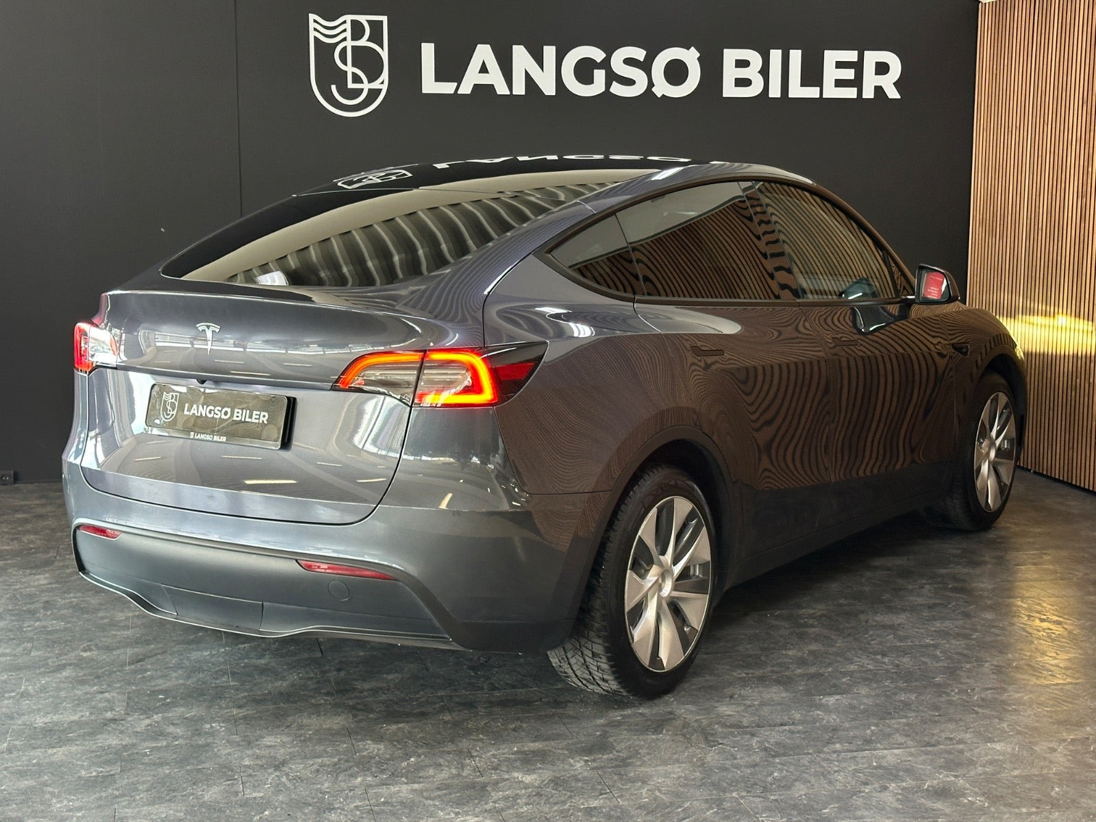 Grå Tesla Model Y fra 2023
