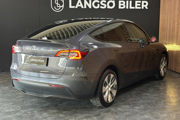 Grå Tesla Model Y fra 2023