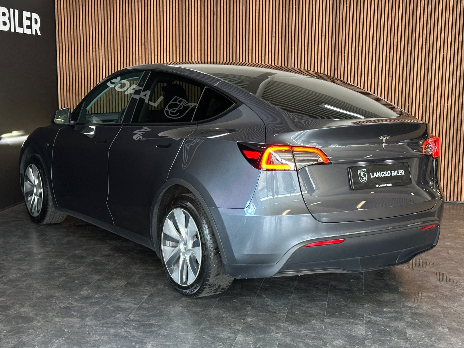 Grå Tesla Model Y fra 2023