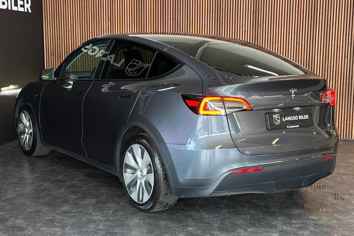 Grå Tesla Model Y fra 2023