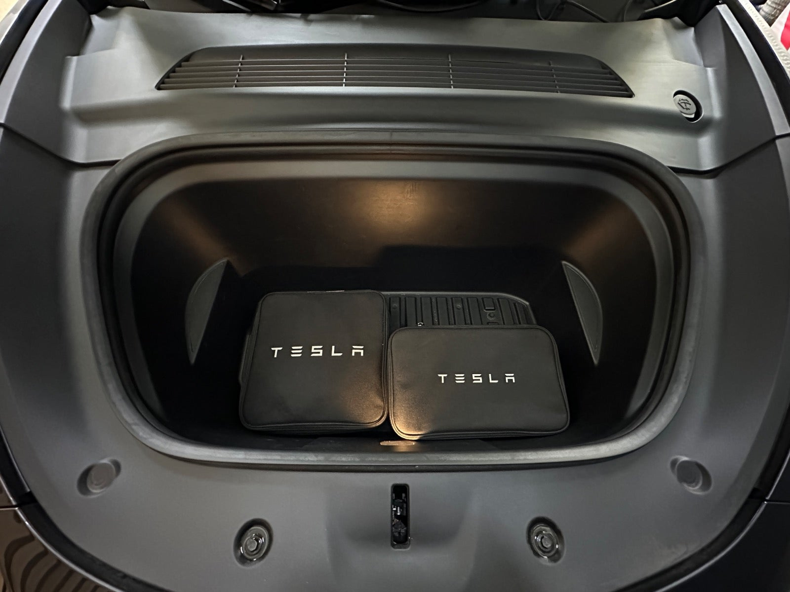Grå Tesla Model Y fra 2023