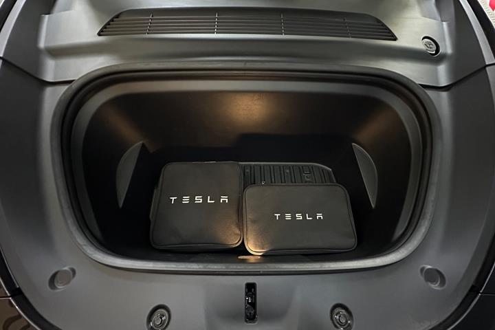 Grå Tesla Model Y fra 2023