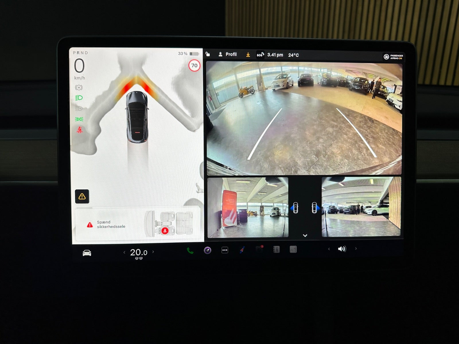 Grå Tesla Model Y fra 2023